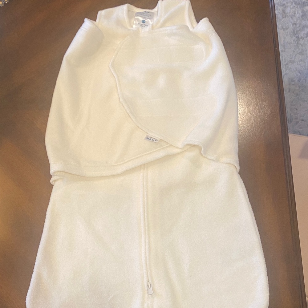 Halo Infant Swaddle in Soft Cream fleece 3-6 mo
